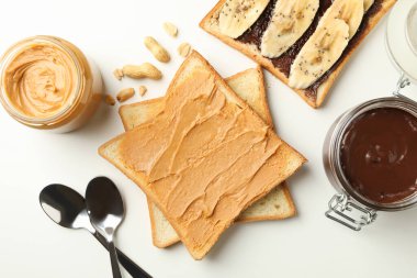 Fıstık ezmeli ve çikolatalı tostlu kahvaltı kavramı.