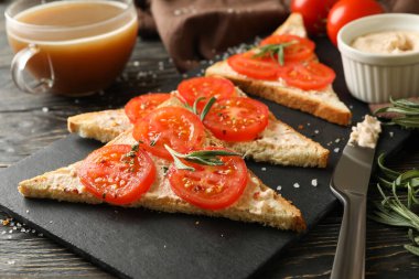 Kahvaltı kavramı, ahşap arka planda domatesli tost.