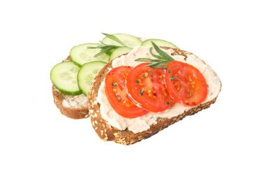 Beyaz arka planda domates ve salatalıklı tost.