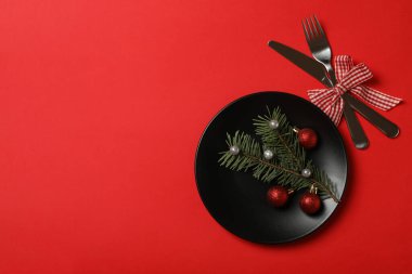 Kırmızı arkaplan üzerinde yeni yıl tablo ayarı kavramı, üst görünüm