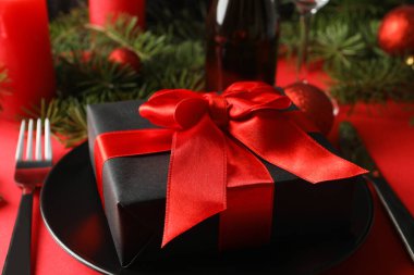 Kırmızı arkaplanda yeni yıl tablo ayarı kavramı, kapat