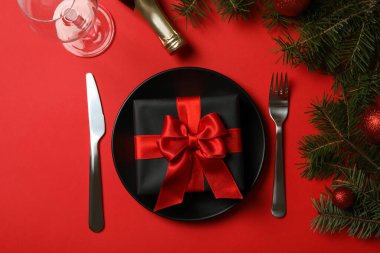 Kırmızı arkaplan üzerinde yeni yıl tablo ayarı kavramı, üst görünüm