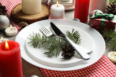 Gri masa üzerinde mumlar olan yeni yıl masa ayarları kavramı