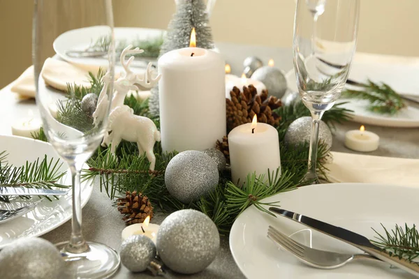 ロマンチックな新年のテーブルセッティングの概念灰色のテーブル — ストック写真