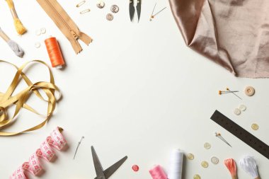 Beyaz arkaplanda malzeme dikme, metin için boşluk