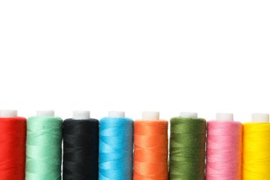 Beyaz arkaplanda izole edilmiş renk ipliği makaraları