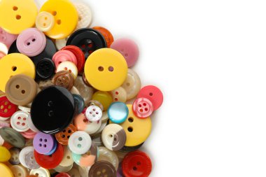 Beyaz arkaplanda çok renkli düğmeler izole edildi