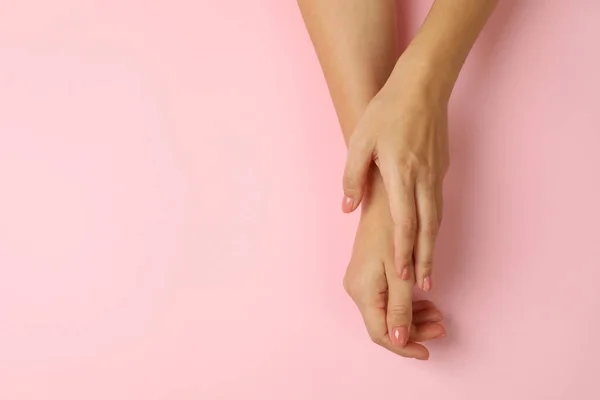 Χαριτωμένο Γυναικεία Χέρια Ροζ Φόντο Πάνω Όψη — Φωτογραφία Αρχείου