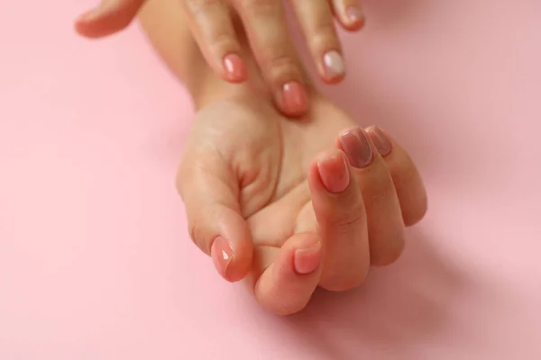 Χαριτωμένα Γυναικεία Χέρια Ροζ Φόντο Κοντά — Φωτογραφία Αρχείου