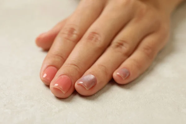 粉红指甲的女性手 白色背景 — 图库照片