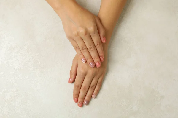 Mãos Femininas Com Unhas Cor Rosa Fundo Branco Vista Superior — Fotografia de Stock