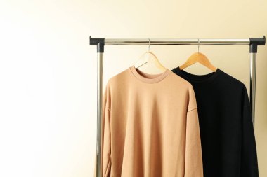 Bej arka planda şık eşofmanlı askılar