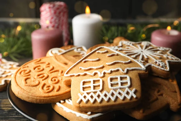 带圣诞饼干的木制餐桌假日食品的概念 — 图库照片