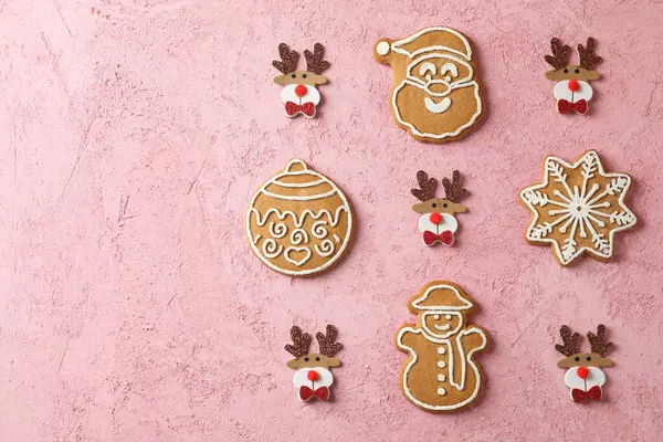 Flache Lage Mit Weihnachtsplätzchen Auf Rosa Hintergrund — Stockfoto