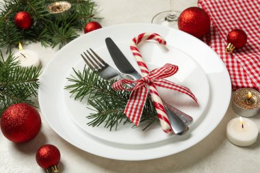 Beyaz masa üzerinde mumlar olan yeni yıl masa ayarları kavramı