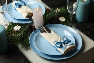 Ahşap masa üzerinde mumlar olan romantik yeni yıl sofrası konsepti