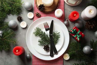 Gri masa üzerinde mumlar olan yeni yıl masa ayarları kavramı