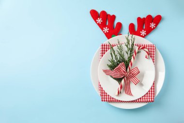 Mavi arka planda ren geyiği boynuzları olan yeni yıl tablo ayarları kavramı