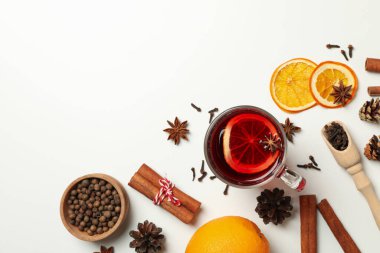 Beyaz arka planda sıcak şarap ve malzemeler.