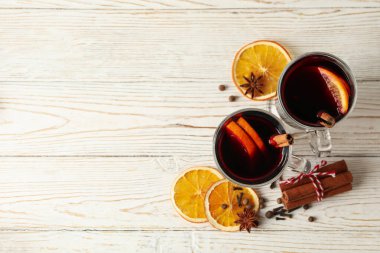 Beyaz ahşap arka planda sıcak şarap kadehleri