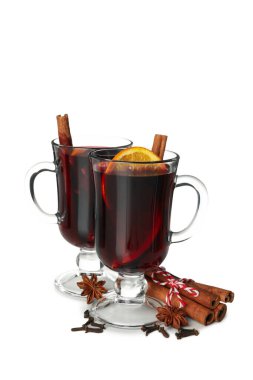 Beyaz arka planda izole edilmiş sıcak şarap kadehleri.