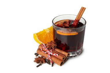 Beyaz arka planda izole edilmiş bir bardak sıcak şarap.