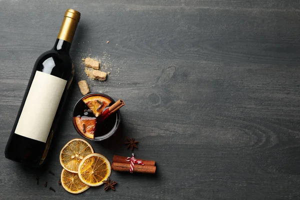 Botella Vino Copa Vino Caliente Ingredientes Sobre Fondo Madera —  Fotos de Stock