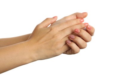 Beyaz arka planda pembe manikürlü sevimli kadın elleri var.