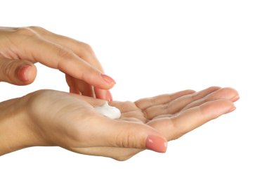 Beyaz arka planda kozmetik kremi olan sevimli kadın elleri.