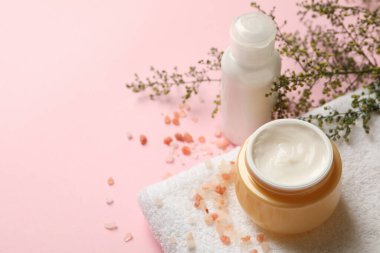 Pembe masadaki spa kozmetik ürünleri kavramı