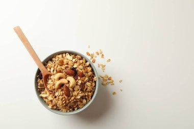 Beyaz arka planda lezzetli tahıllı kase ve kaşık.