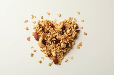 Beyaz arka planda tahıl tanesinden yapılmış kalp, üst manzara