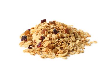 Beyaz arka planda fındıklı ve kuru üzümlü granola