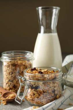 Gri arka planda granola ile lezzetli kahvaltı kavramı