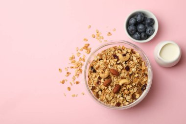 Pembe arka planda granola ile lezzetli kahvaltı kavramı