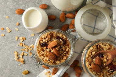 Gri arka planda granola ile lezzetli kahvaltı kavramı