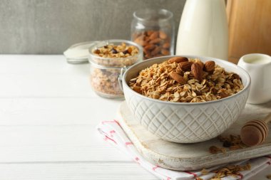 Tahta arka planda tahıl gevreğiyle lezzetli kahvaltı kavramı