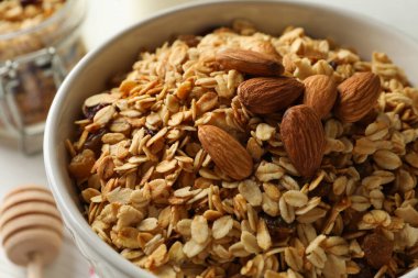 Granola ve fındıklı kase, yakın çekim.