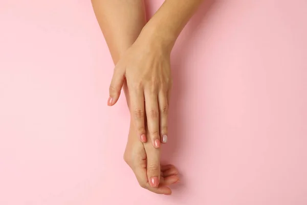 Lindas Manos Femeninas Sobre Fondo Rosa Vista Superior — Foto de Stock