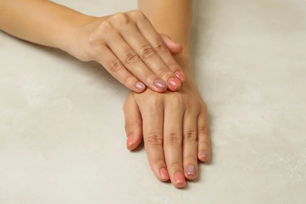 Mãos Femininas Com Unhas Cor Rosa Fundo Branco — Fotografia de Stock