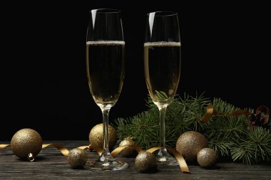 Şampanya kadehleri ve yeni yıl aksesuarları ahşap masada