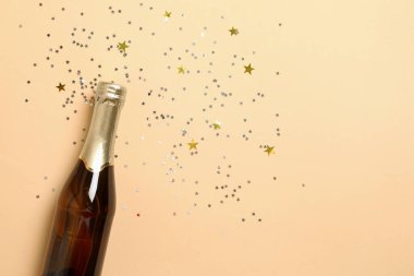 Şampanya şişesi ve simler bej arka planda