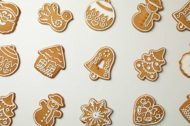 Beyaz arka planda lezzetli Noel kurabiyeleriyle yatıyordu