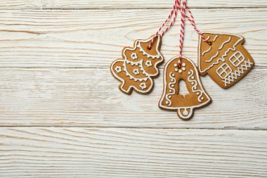 Ahşap arka planda lezzetli Noel kurabiyeleri, metin için boşluk