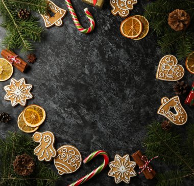 Siyah dumanlı arka planda kurabiyeli Noel konsepti, metin için boşluk