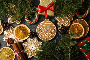 Siyah dumanlı arka planda kurabiyeli Noel konsepti, üst görünüm