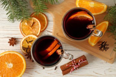 Ahşap arka planda sıcak şarap ve malzemeler.