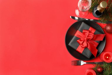 Kırmızı arkaplan üzerinde yeni yıl tablo ayarı kavramı, üst görünüm