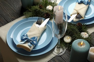 Ahşap masa üzerinde mumlar olan romantik yeni yıl sofrası konsepti