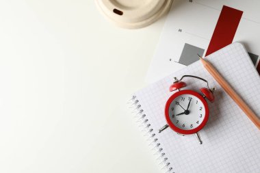 Beyaz masada alarmlı saat ile finans planlama kavramı